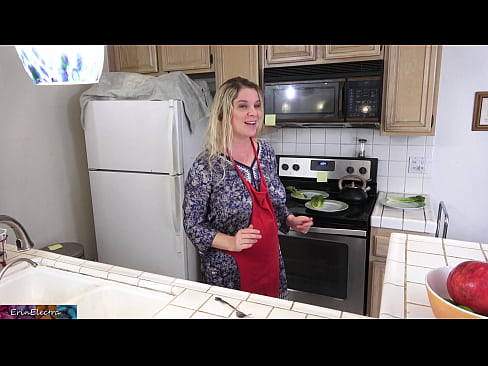 ❤️ Ibu tiri memerah susunya di dapur sebelum tarikhnya ❌ Lucah buatan sendiri pada ms.hentai-for.ru ☑